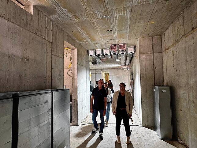 Schulleiterin Christine Rutschmann zeigt sich beim Baustellenrundgang mit Architekt Jörg Wegfarth begeistert von den künftigen Räumen ...