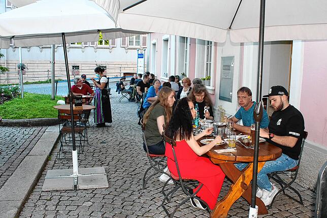 Gut besucht war die Außengastronomie des Bräustüble am Samstagabend. Ein großer Ansturm wie am Freitag blieb aus.
