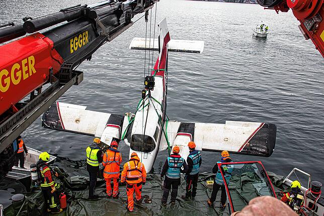 Das Flugzeugwrack wurde drei Monate nach dem Unfall mittels Fähre aus dem Bodensee geborgen.