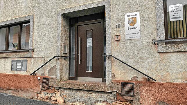 Beurons Rathaus im Ortsteil Hausen im Tal ist stark sanierungsbedürftig. Sie soll bis 2024 erfolgen, so Bürgermeister Raphael ...