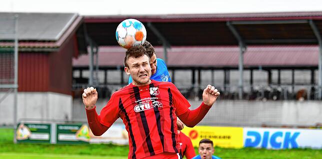 Kampfstark: Torjäger Nils Mayer (vorn) vom TuS Binzen war beim 1:2 bei der SG Mettingen/Krenkingen in besten Händen bei Patrick Klotz.