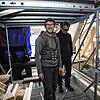 Zwischen verkohlten Balken (links) und den ersten rekonstruierten Teilen des Stadlerhausdachs: Zimmerermeister Florian Kopp und seine ...