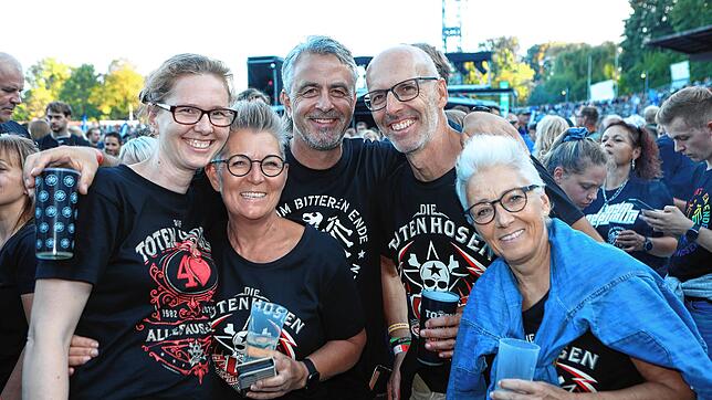 Bild 1: Die Toten Hosen geben sich in Konstanz die Ehre. Fotos aus dem ausverkauften Stadion