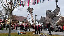 Gemeinsam stellen die Holzer den Narrenbaum am Quakenbrunnen Ehingen.