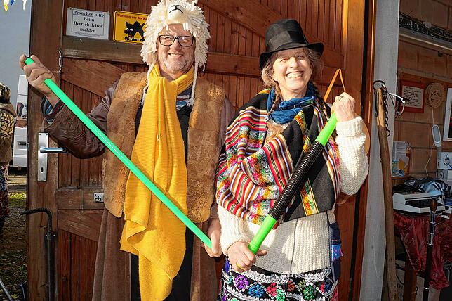 Thomas und Jutta Weber haben viel Spaß dabei, Flohmarktschätzchen von zuhause an Mann oder Frau zu bringen.