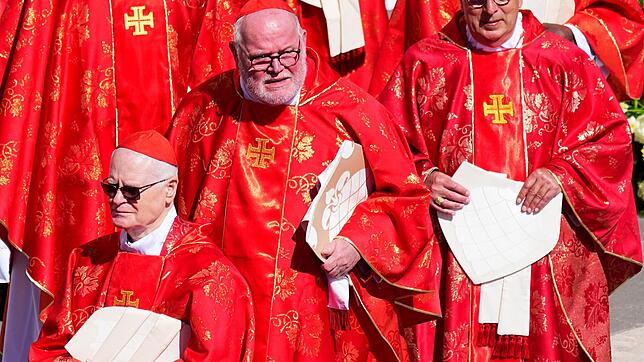 Kardinal Marx (m.) bei der Trauermesse für den verstorbenen Papst Franziskus auf dem Petersplatz.