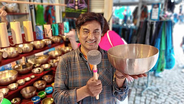 Shanker Maharjan von „Kanchan Crafts“ bietet Klangschalen an.