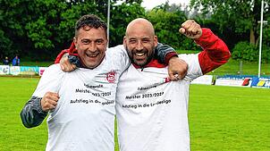 Vor einem Jahr feierten Trainer Adnan Sijaric (links) und sein damaliger Torjäger Silvio Battaglia noch die Bezirksliga-Meisterschaft. ...