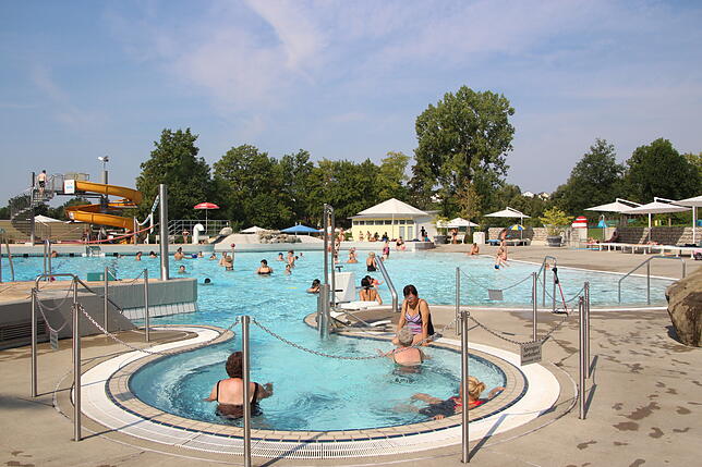 Bild 5: Wie teuer ist ein Badeausflug in Friedrichshafen? Eintritts-Beispiele für Freibad-Liebhaber, besonders eifrige Schwimmer und Familien
