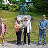Bürgermeisterin Diana Stöcker, Maria Eder, Leonhard Eder und Oberbürgermeister Klaus Eberhardt (von links) vor der ...