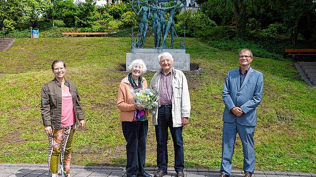 Bürgermeisterin Diana Stöcker, Maria Eder, Leonhard Eder und Oberbürgermeister Klaus Eberhardt (von links) vor der ...