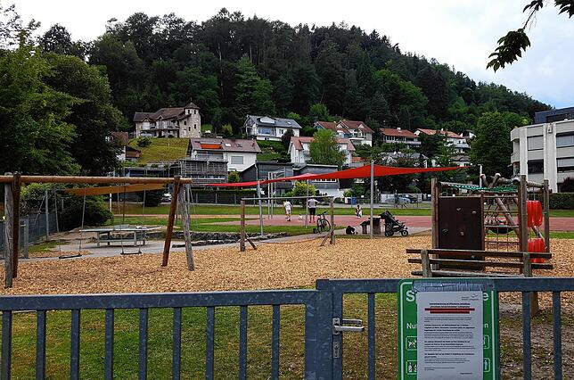 Die umzäunte Schulwiese mit vielen Spiel- und Sportflächen kam als Idee für den Kindergartenstandort auf, wurde nun aber wieder verworfen.