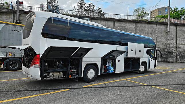 Massive Mängel, der Fahrer betrunken: Die Schaffhauser Polizei zieht einen Reisebus in Neuhausen am Rheinfall aus dem Verkehr.