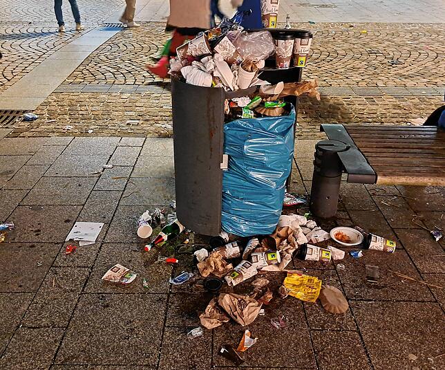 Dieser Mülleimer auf der Vilinger Rietstraße quillt mit Einwegmüll über. Kann eine Verpackungssteuer Abhilfe schaffen?