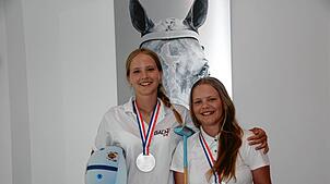 Christabel (15) hat den Helm unterm Arm, ihre kleine Schwester Leonora (12) den passenden Schläger dazu. Um den Hals hängen die ...