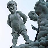Im Strampelanzug mit Bundesadler: Auch Angela Merkel wurde darstellt. Sie ist Befürworterin von Stuttgart 21.