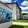 Die Stadtwerke Waldshut-Tiengen wollen Glasfaser auf dem Waldshuter Aarberg verlegen. Mit Plakaten werben sie in dem Wohngebiet für ihr ...