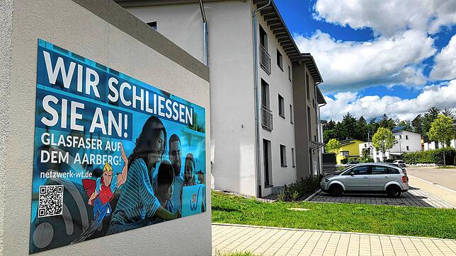 Die Stadtwerke Waldshut-Tiengen wollen Glasfaser auf dem Waldshuter Aarberg verlegen. Mit Plakaten werben sie in dem Wohngebiet für ihr ...