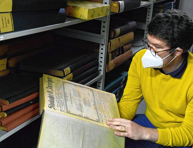 Bild 1: Zeitungsbände aus mehr als 200 Jahren: Eindrücke aus dem Stockacher Stadtarchiv