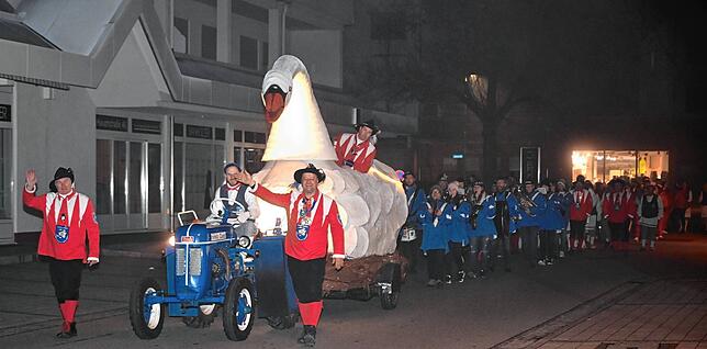 Zu früher Stunde, als die Straßen noch von Morgennebeln durchzogen waren, begannen die Narren des Narrenvereins Schwanenmühle zusammen ...