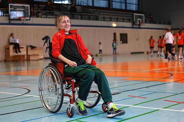 Endlich Schiri! Jakob Windl durfte sein erstes Handballspiel pfeifen – damit ging ein großer Wunsch des 18-Jährigen in Erfüllung.