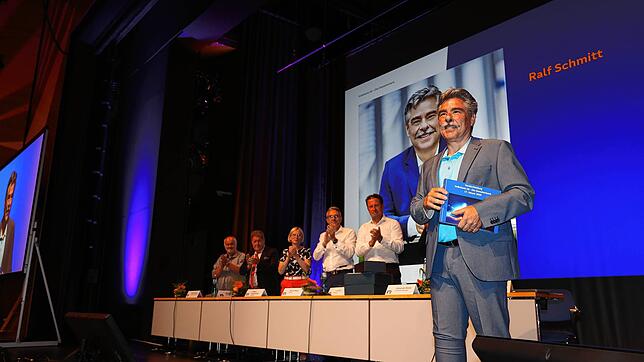 Mit stehendem Applaus wird Ralf Schmitt nach 25 Jahren im Vorstand der Volksbank verabschiedet. Foto: Roland Dürrhammer