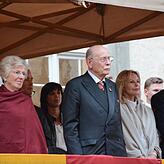 Auf der Ehrentribüne verfolgen Max Markgraf von Baden (2. von links) und seine Frau Valerie (links) den Großen Zapfenstreich anlässlich ...