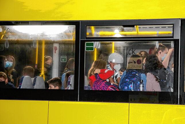 Schon der Gelenkbus aus Gailingen ist überfüllt. Auch diese Schüler müssen alle pünktlich nach Singen zu den weiterführenden Schulen ...