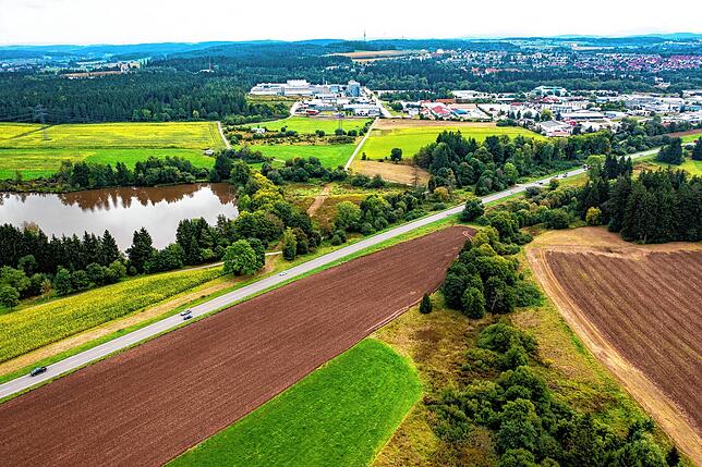 Der Mönchsee südlich von Mönchweiler und im Hintergrund das Ende des Gewerbegebiets Vockenhausen. Im Bildvordergrund soll künftig aus ...