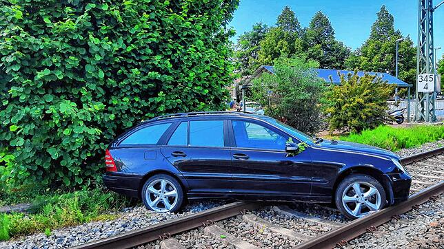 Eine Autofahrerin kam am Montag, 13. Juni, mit ihrem Fahrzeug in Erzingen auf den Gleisen zum Stehen.