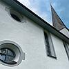 Das Loch im Fenster der St. Nikolauskriche erinnert an den nächtlichen Besuch einer Frau, die die Kirche über das Loch in der Scheibe ...