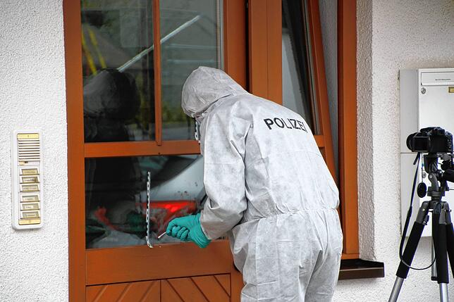 Spurensicherung im März 2024 nach der Familientragödie in Hohentengen-Lienheim, bei der drei Menschen ums Leben kamen.