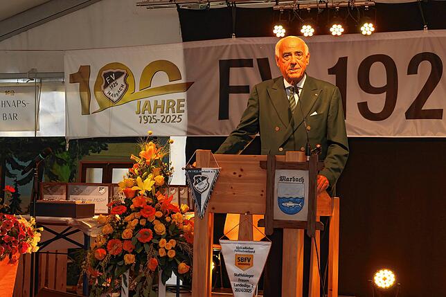 Der Präsident des Badischen Sportbundes, Gundolf Fleischer, würdigt beim Festakt zu 100-jährigen Jubiläum des FV Marbach das Ehrenamt, ...