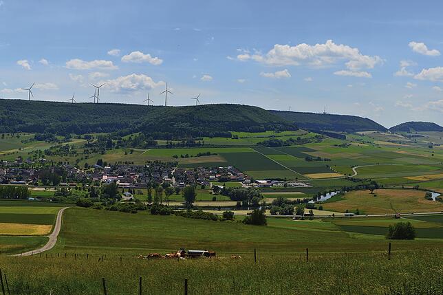 Die Visualisierung zeigt den Blick vom zwischen Geisingen und Neudingen gelegenen Wartenberg auf den solarcomplex-Windpark Länge. Im ...