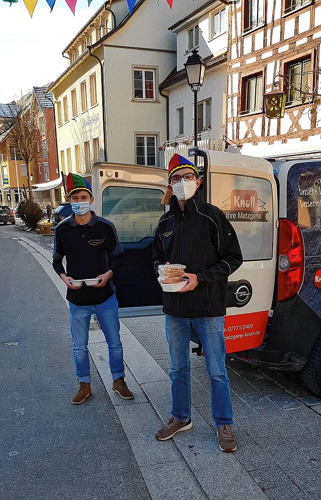 Felix Knoll und Simon Gottowik waren eines der sieben Laufnarren-Fahrerteams, die Wurtsalat, Kesselfleisch und Ofnenudeln in der Stadt ...