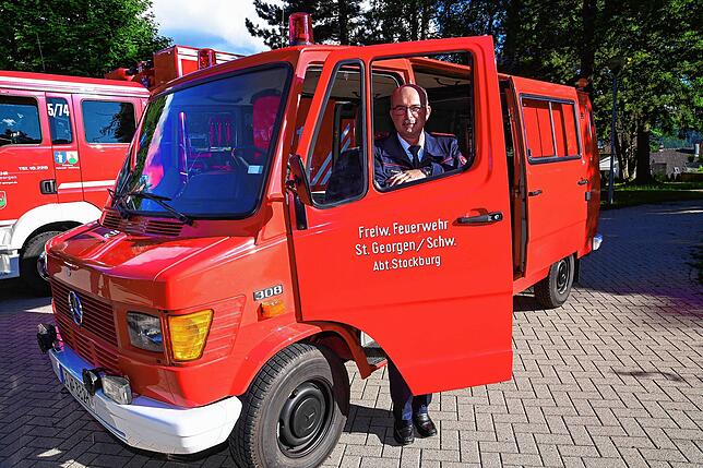Roland Rapp steht in der Tür seines eigenen Feuerwehrfahrzeugs. Er hat das ausrangierte TSF der Feuerwehrabteilung Peterzell-Stockburg ...
