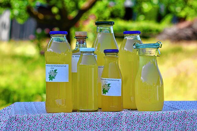 In Flaschen abgefüllt kann man den Sirup aufbewahren, am besten kühl, dann hält er länger.