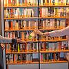 Die beiden ehrenamtlichen Mitarbeiterinnen Rosemarie Wolf und Ursula Blöchl arbeiten in der katholisch öffentlichen Bibliothek ...
