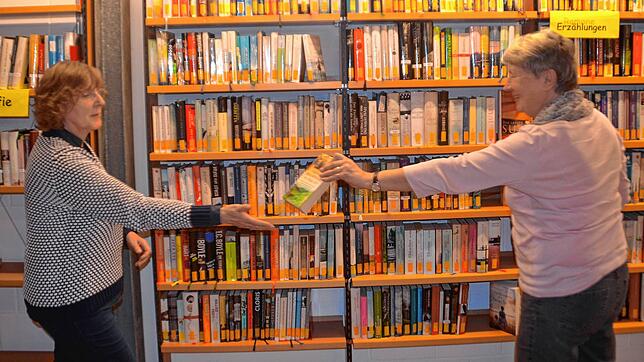 Die beiden ehrenamtlichen Mitarbeiterinnen Rosemarie Wolf und Ursula Blöchl arbeiten in der katholisch öffentlichen Bibliothek ...