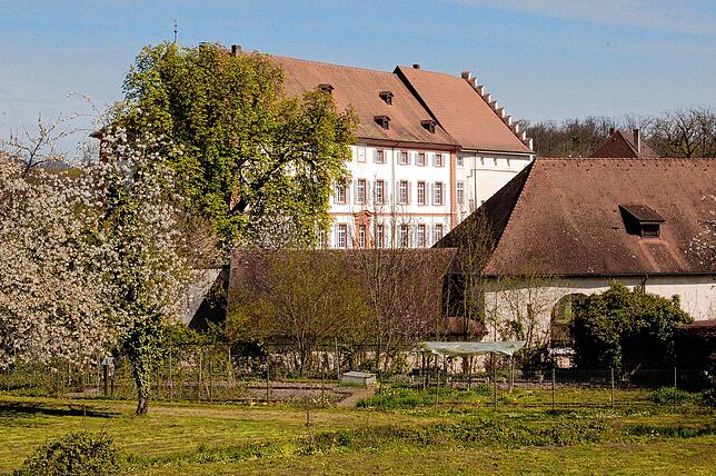 Überregionale Rad- und Wanderwege führen durch den Hof von Schloss Beuggen auf der Gemarkung Karsau zwischen Rheinfelden und ...