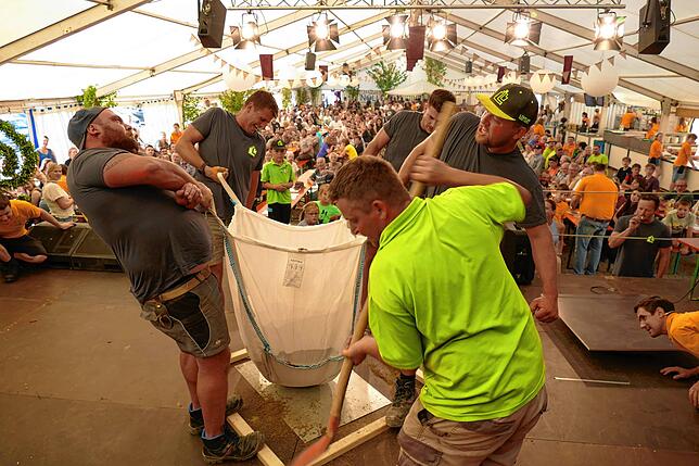 Ordentlich Muckis sind beim zweiten Spiel gefragt, bei dem das Team der Firma Löffler Hoch und Tiefbau (im Bild) siegt. Vier Mann müssen ...