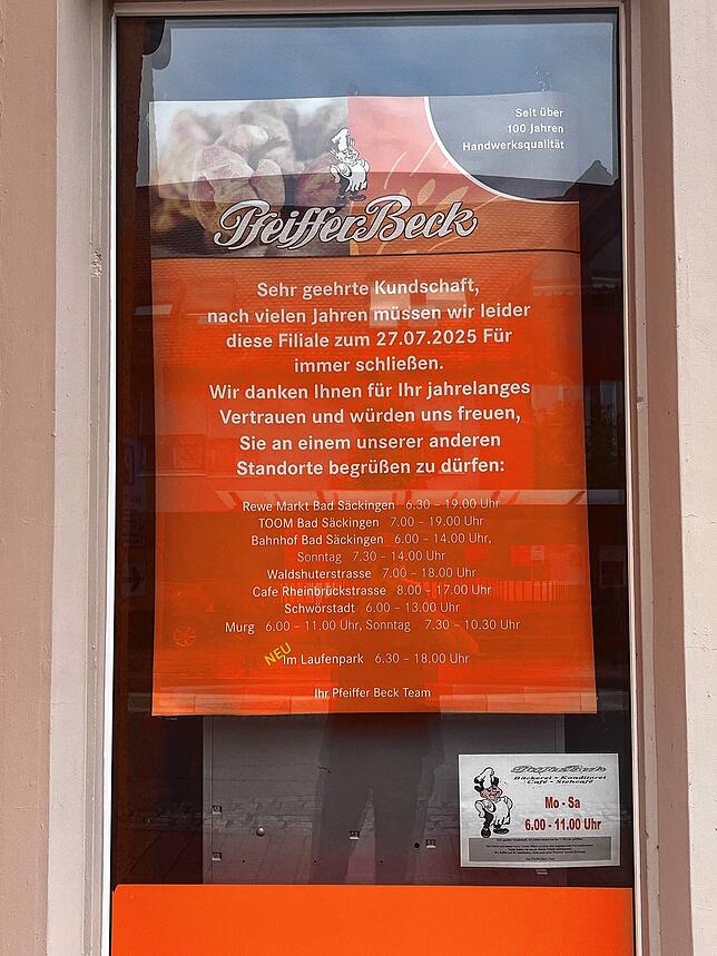 Mit Plakaten in den Schaufenstern hat die Bäckerei Pfeiffer auf die Schließung aufmerksam gemacht. Allerdings haben es offenbar die ...