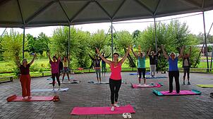 Pilates mit Nicole D`Elia in der Abendsonne unter dem Dach des Vacono-Doms im Rheinfelder Freizeitpark Tutti-Kiesi. Den Teilnehmern ...