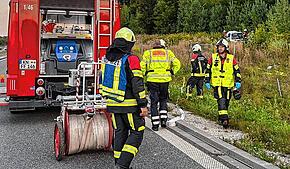 Das Unfallfallauto (rechts oben im Bild) ist von der Bundesstraße 33 abgekommen und bleibt mehrere Meter neben der Fahrbahn liegen.