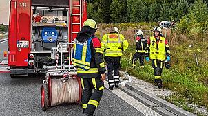 Das Unfallfallauto (rechts oben im Bild) ist von der Bundesstraße 33 abgekommen und bleibt mehrere Meter neben der Fahrbahn liegen.