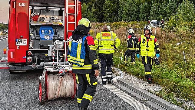 Das Unfallfallauto (rechts oben im Bild) ist von der Bundesstraße 33 abgekommen und bleibt mehrere Meter neben der Fahrbahn liegen.