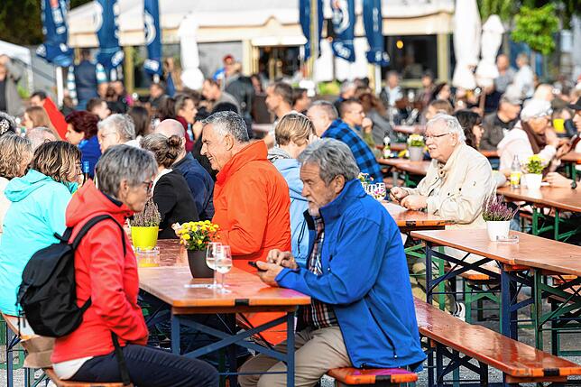 Bild 3: Ausgelassene Stimmung beim Radolfzeller Weinfest "Weinwiese" am Konzertsegel