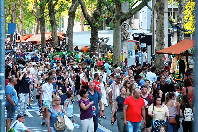 Auf der Laube – hier unverkennbar mit dem Lenk-Brunnen – tummelten sich beim Flohmarkt 2019 die Besucher, wo sonst nur Autos ...