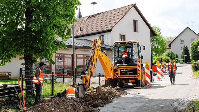 Die Arbeiten zum Breitbandausbau sind in der Dorfmitte von Oberalpfen angekommen. Trotz Corona-Krise wurden die Arbeiten zügig ...