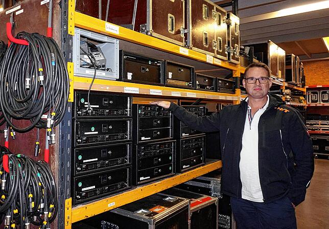 Jörg Winkler, Inhaber der HVT, in einem Lager der Firma.